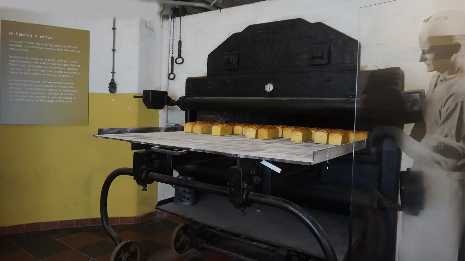 Nep broodjes in een namaakoven voor de expositie van de herontwikkeling van Fort 1881