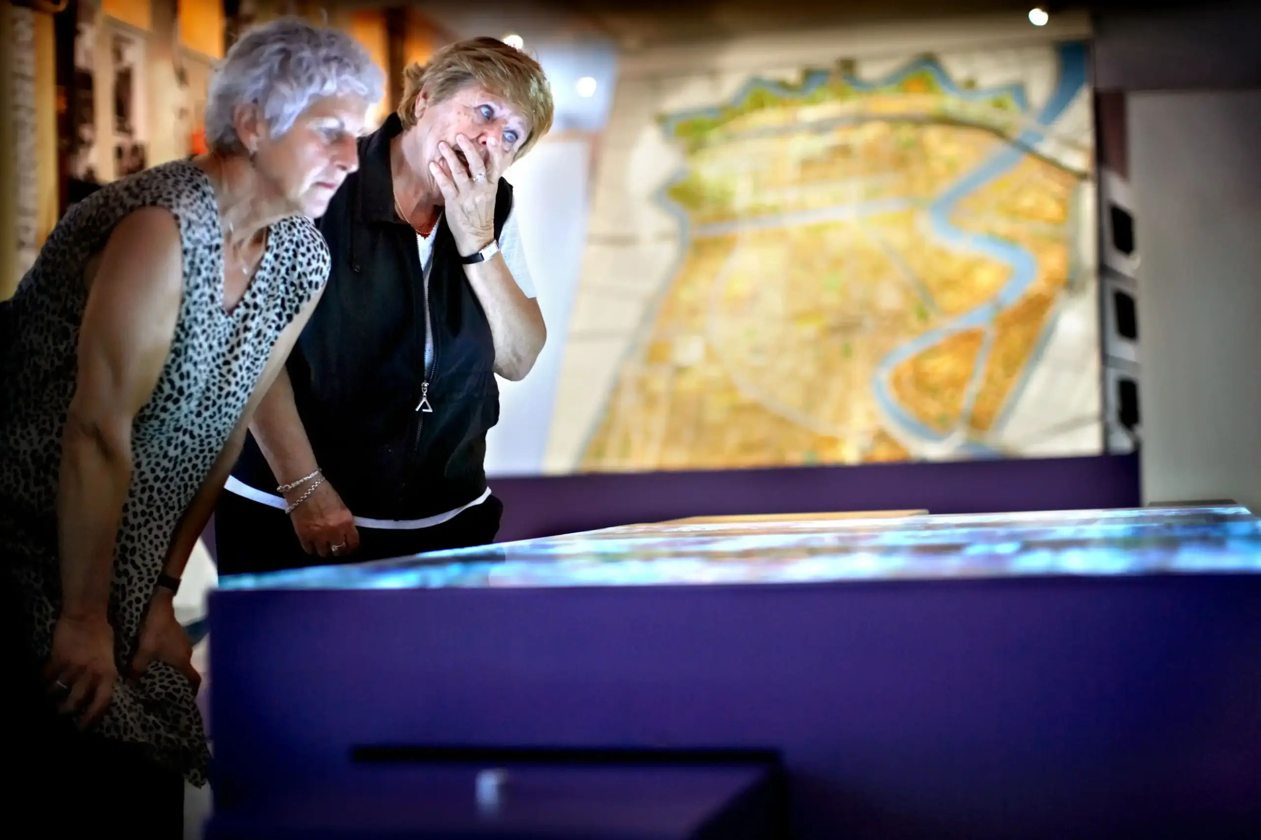 Een groep vrouwen gebruiken een interactieve projectie