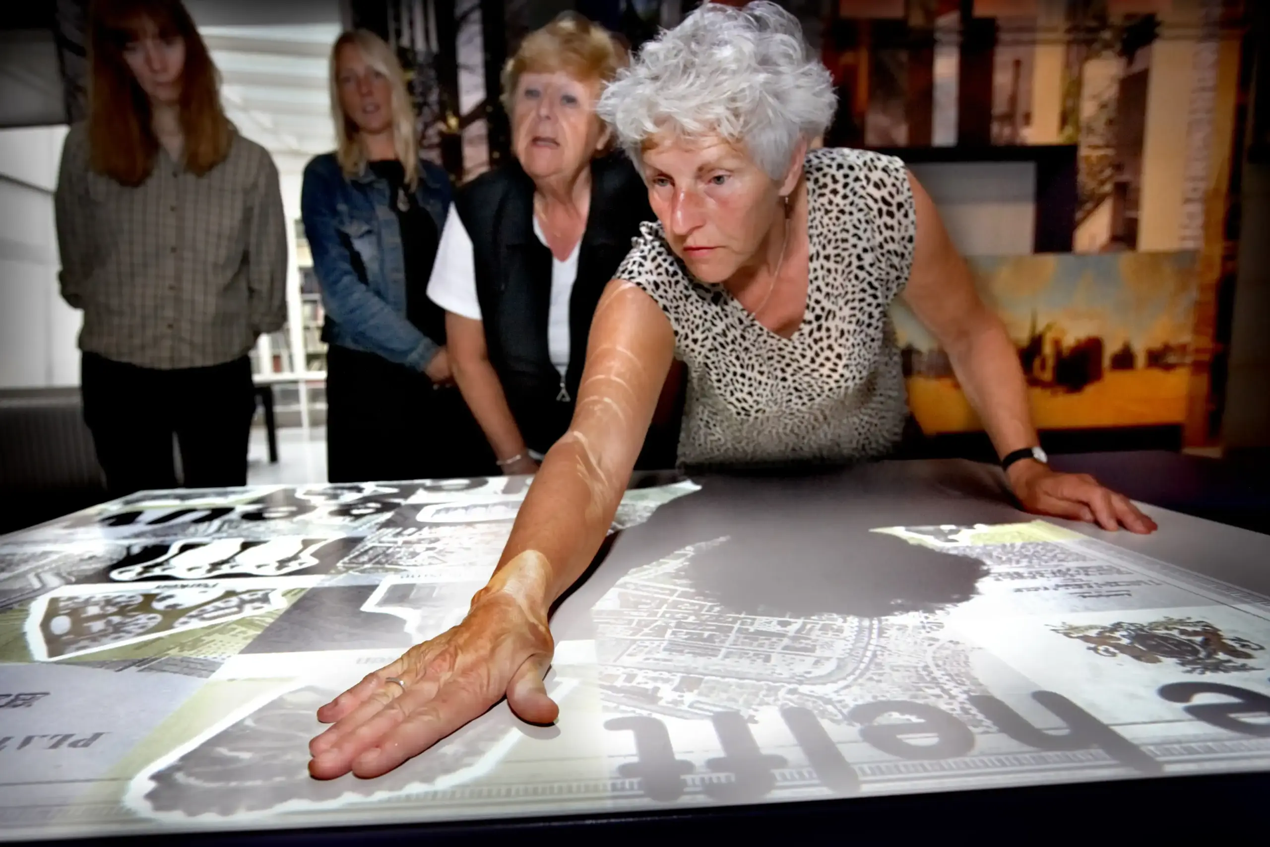 Een groep vrouwen gebruiken een interactieve projectie