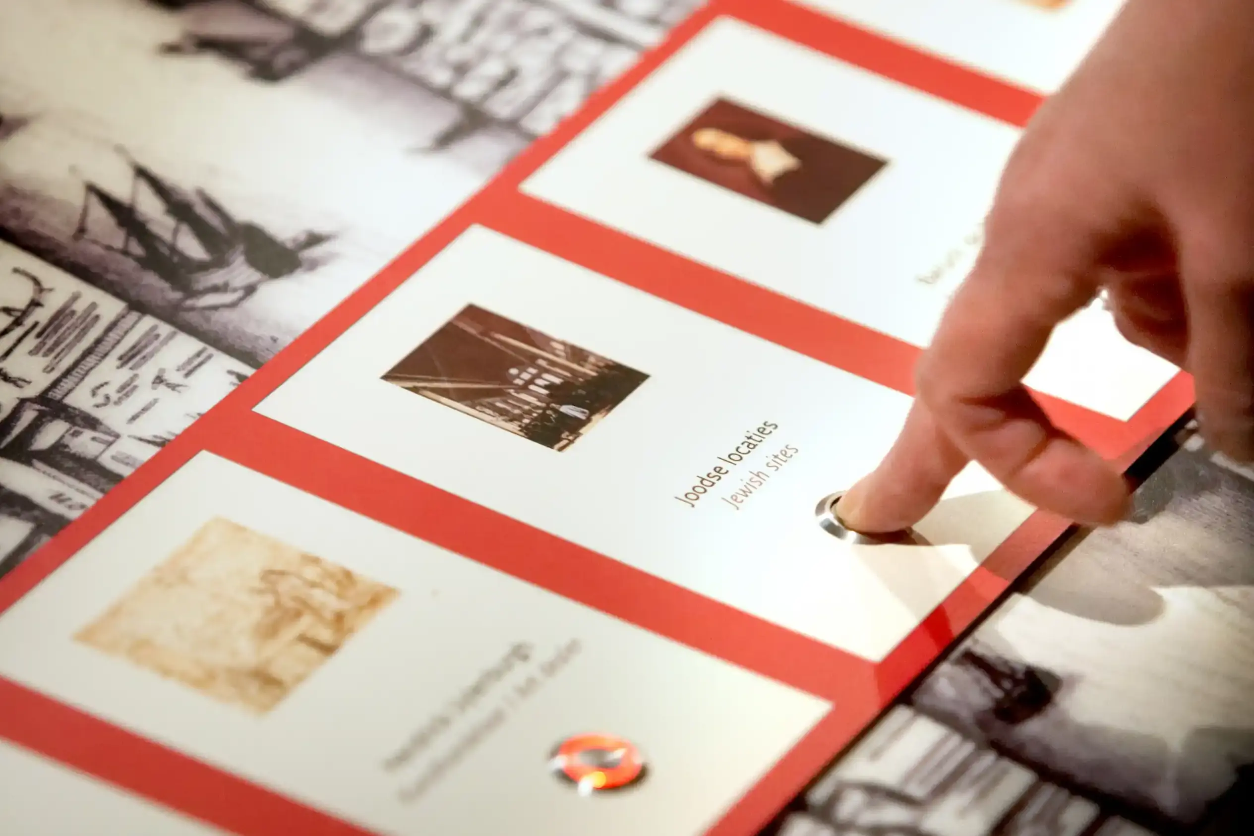 Vinger drukt op knop 'Joodse locaties' uit een rij van opties